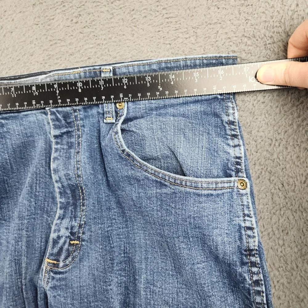 Wrangler Men’s Straight Jeans in Light Blue Wash